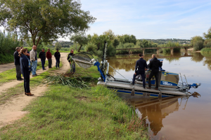 veículo anfíbio para limpeza aquática