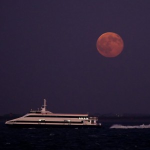 Cais, Sun and Moon IIICacilhas, Rio Tejo;Almada; Portugal