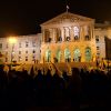 Noite “quente” termina em “Sprint”…Invasão das escadarias do Parlamento.